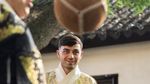 Cute Banget..., Gelandang Barcelona Pedri Kenakan Pakaian Tradisional China-Main Cuju