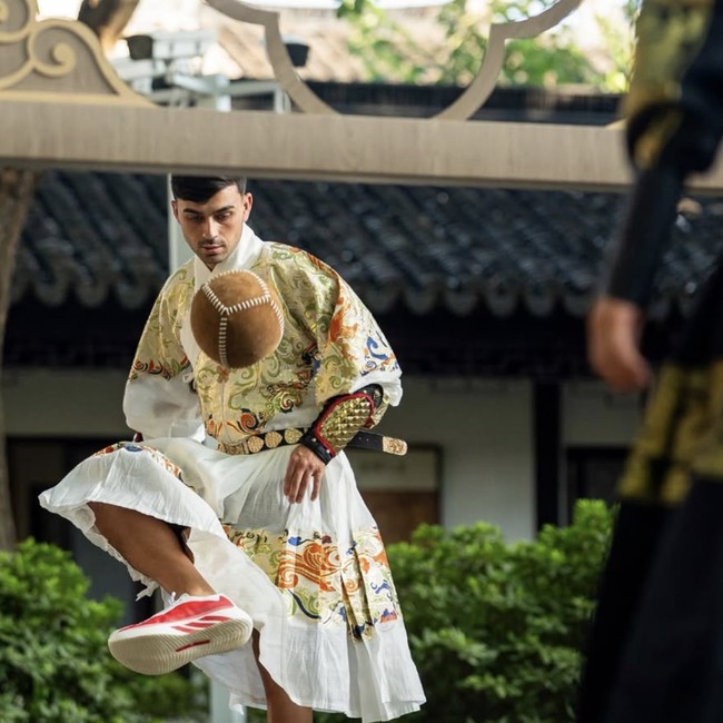 Cute Banget..., Gelandang Barcelona Pedri Kenakan Pakaian Tradisional China-Main Cuju