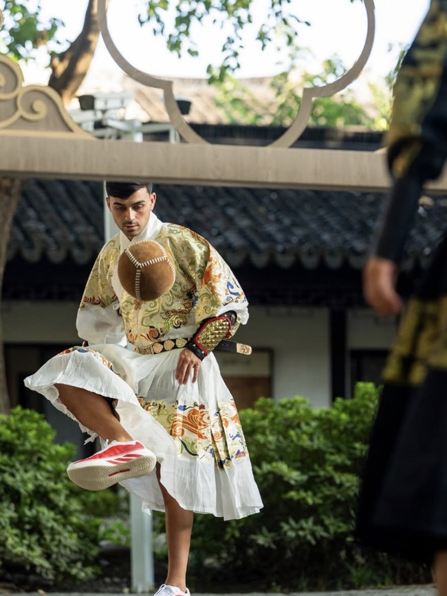 Cute Banget..., Gelandang Barcelona Pedri Kenakan Pakaian Tradisional China-Main Cuju