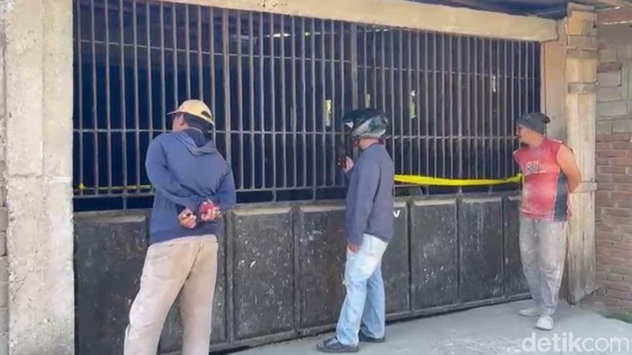 Sejumlah warga berdiri di depan rumah korban pembunuhan satu keluarga di Jalan PDAM, Kelurahan Duyu, Kecamatan Tatanga, Kota Palu.