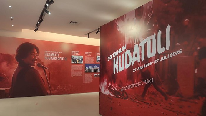 Pemeran foto Tiga Dekade Kudatuli bertajuk Meretas Jalan Demokrasi