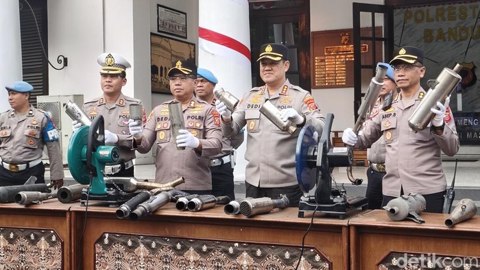 Pemusnahan knalpot brong di Polrestabes Bandung.