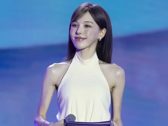 Penampilan Wendy Red Velvet di konser musik akbar Boryeong K-POP SUPER LIVE. Ia mengejutkan penggemar karena terlihat mengalami penurunan berat badan.