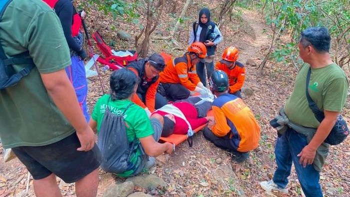 Evakuasi pendaki terpeleset saat turun dari BukIt Klotok Kediri