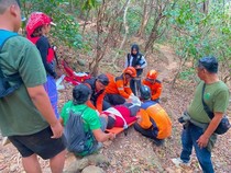 Turun dari Bukit Klotok Kediri, Pendaki Perempuan Terpeleset