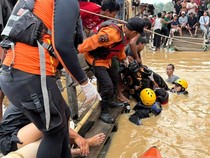Penumpang Travel Terjebak dalam Mobil yang Terjun ke Sungai Ditemukan Tewas