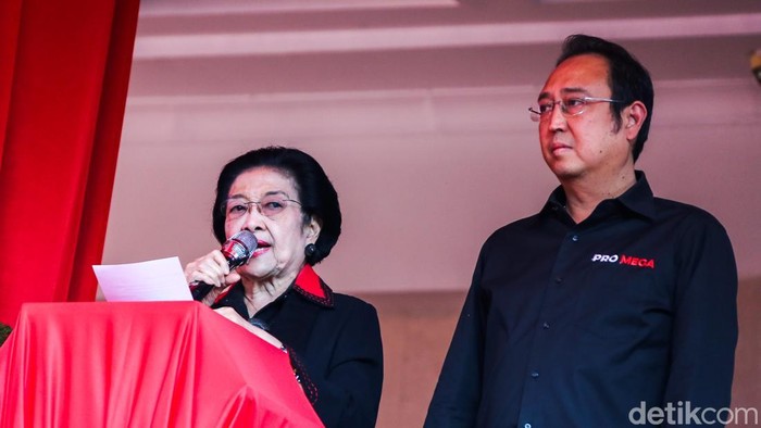 Ketua Umum Partai Demokrasi Indonesia Perjuangan (PDIP) Megawati Soekarnoputri meresmikan Monumen Kudatuli di Kantor DPP PDIP, Jakarta, Senin (27/7/2026).