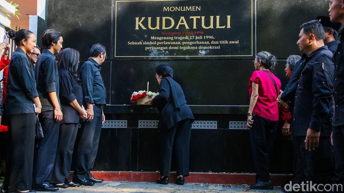 Peringati 30 Tahun Kudatuli, Megawati Resmikan Monumen Perjuangan Ketua Umum Partai Demokrasi Indonesia Perjuangan (PDIP) Megawati Soekarnoputri meresmikan Monumen Kudatuli di Kantor DPP PDIP, Jakarta, Senin (27/7/2026).
