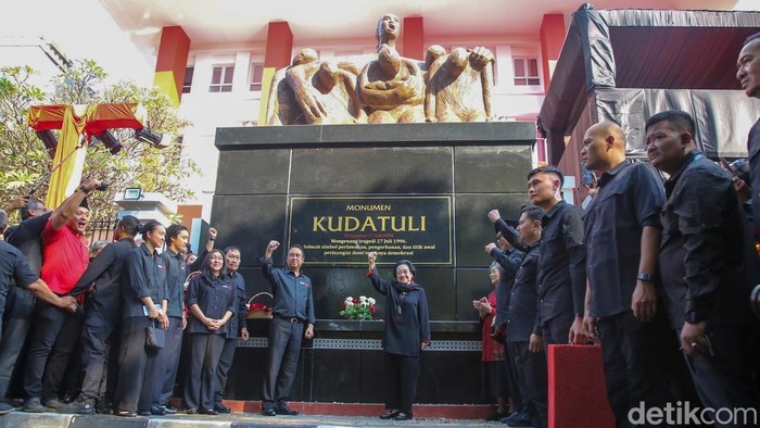 Peringati 30 Tahun Kudatuli, Megawati Resmikan Monumen Perjuangan Ketua Umum Partai Demokrasi Indonesia Perjuangan (PDIP) Megawati Soekarnoputri meresmikan Monumen Kudatuli di Kantor DPP PDIP, Jakarta, Senin (27/7/2026).