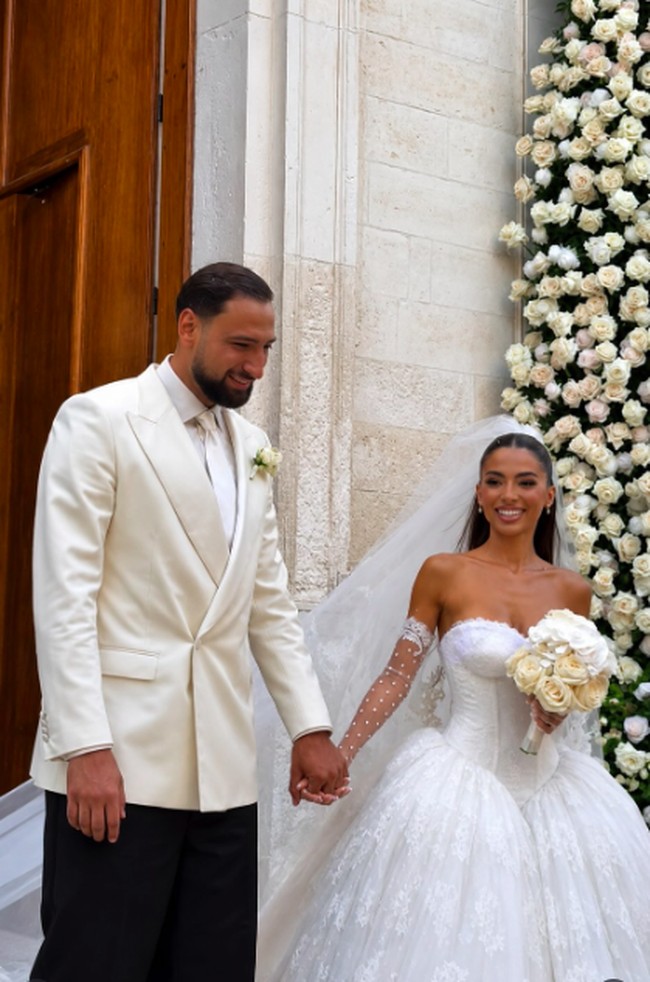 Sedangkan pria 28 tahun yang merupakan pemain timnas Italia mengenakan jas putih dengan celana hitam yang serasi dengan pengantinnya. Foto: Instagram @monicaellaa