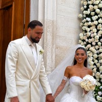 Sedangkan pria 28 tahun yang merupakan pemain timnas Italia mengenakan jas putih dengan celana hitam yang serasi dengan pengantinnya. Foto: Instagram @monicaellaa