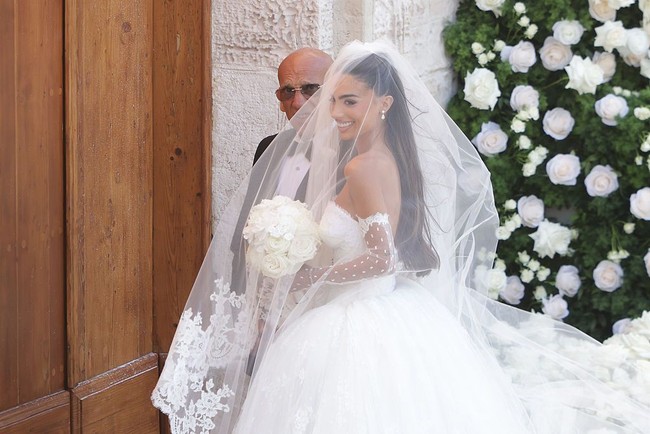 Saat pemberkatan di gereja Chiesa Madre, San Giorgio Martire, Locorotondo, Alessia terlihat menawan mengenakan ball gown putih. Foto: Getty Images/Donato Fasano