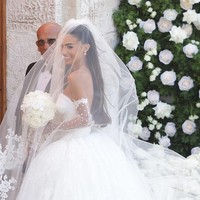 Saat pemberkatan di gereja Chiesa Madre, San Giorgio Martire, Locorotondo, Alessia terlihat menawan mengenakan ball gown putih. Foto: Getty Images/Donato Fasano