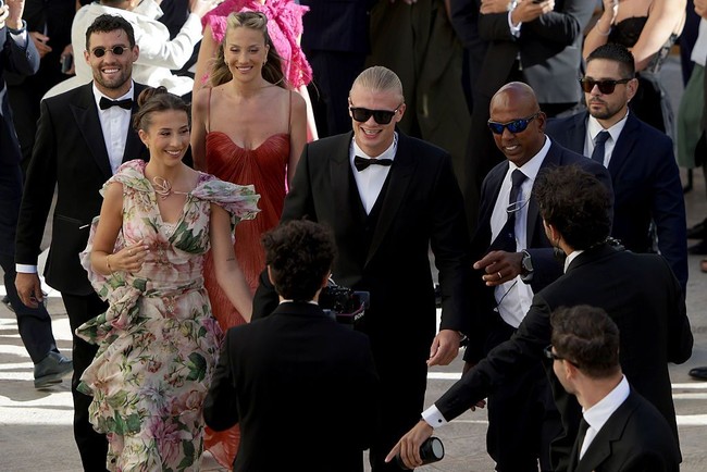 Kehadiran Erling Haaland bersama pacarnya, Isabel Haugseng, mencuri perhatian selama acara. Foto: Getty Images/Donato Fasano