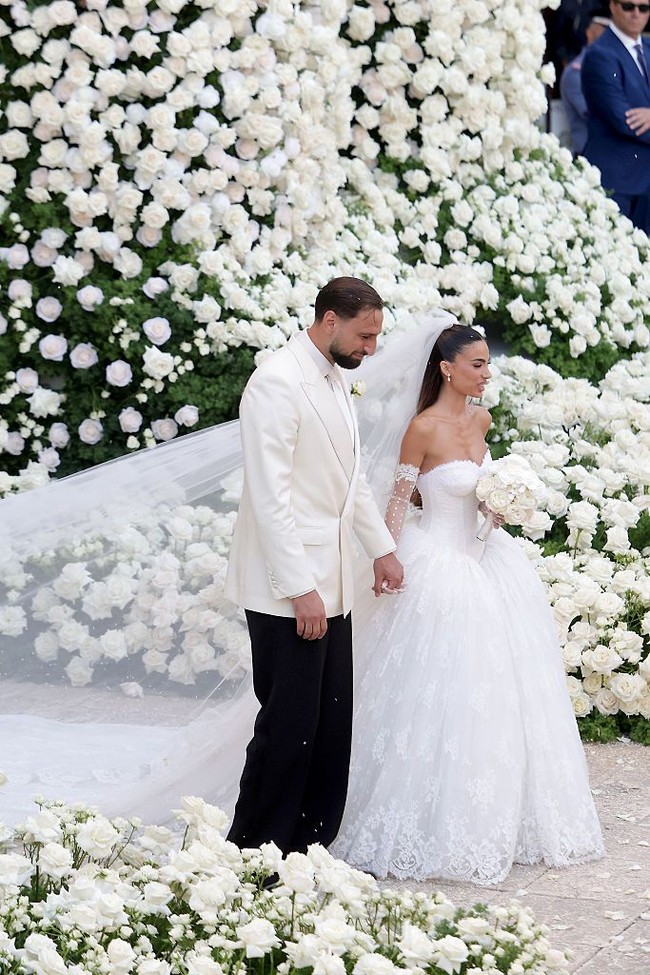 Kiper Manchester City Donnarumma menikahi kekasihnya sejak remaja, Alessia Elefante, di Italia. Perayaan cinta mereka berlangsung meriah.Foto: Getty Images/Donato Fasano
