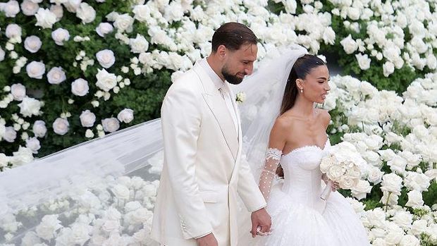 BARI, ITALY - JULY 24: Alessia Elefante arrives for her wedding on July 24, 2026 in Bari, Italy. Italian footballer Gianluigi Donnarumma and his partner Alessia Elefante tied the knot at a spectacular venue in Locorotondo. The religious ceremony took place at the Church of San Giorgio Martire in the historic center, an area secured for the occasion and packed with fans and onlookers. Guests included various well-known figures from the world of football such as Erling Haaland and Roberto Mancini alongside friends and family. (Photo by Donato Fasano/Getty Images)