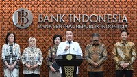 Perry Warjiyo mengajukan pengunduran diri dan digantikan Deputi Gubernur Senior BI Destry Damayanti sebagai Pejabat Gubernur Sementara BI, sesuai UU BI. ANTARA FOTO/MARCO