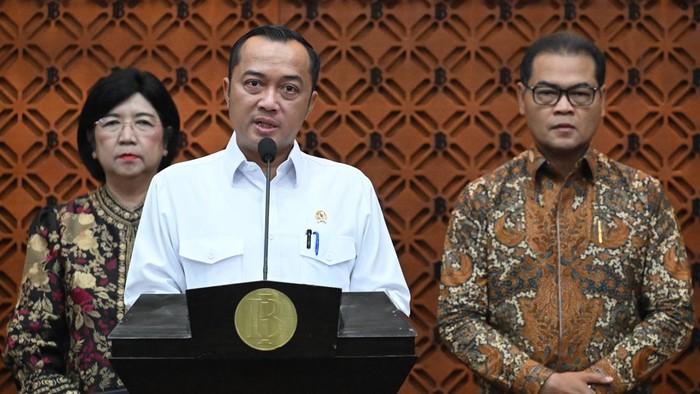 Menteri Sekretaris Negara Prasetyo Hadi (tengah) didampingi jajaran Deputi Gubernur Bank Indonesia (BI) Destry Damayanti (kiri) dan Ricky P. Gozali (kanan) menyampaikan keterangan pers terkait pengunduran diri Gubernur BI Perry Warjiyo di Jakarta, Se