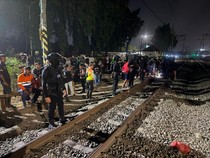 Brimob Bantu Evakuasi Mobil yang Tertabrak KA Gajayana di Bekasi