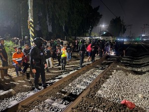 Brimob Bantu Evakuasi Mobil yang Tertabrak KA Gajayana di Bekasi
