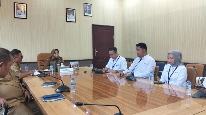 Pertemuan Bupati Kobar dengan jajaran manajemen PT PLN (Persero) UP3 Pangkalan Bun bahas pemadaman bergilir.