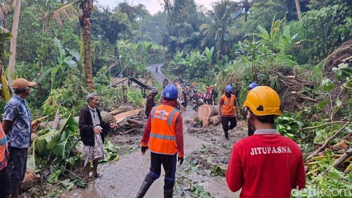 Petugas melakukan penanganan bencana di lokasi longsor di Karangasem, Bali, Senin (27/7/2026).