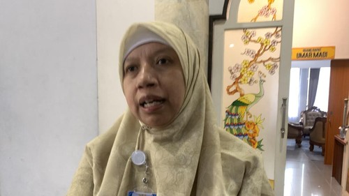 Plt Bupati Lombok Barat, Nurul Adha, saat diwawancarai media massa, Senin (27/7/2026). (Foto : M. Zahiruddin/detikBali)