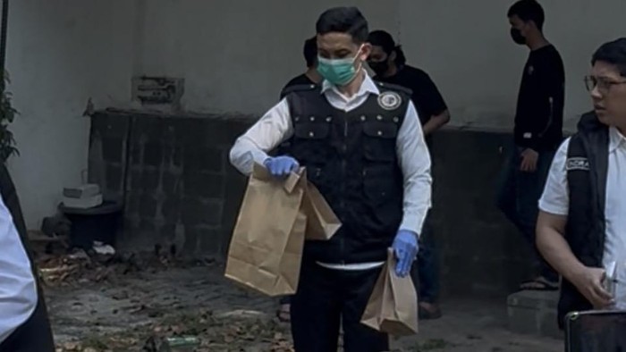 Polisi bawa 3 bungkusan kertas berisi barbuk ke Puslabfor usai olah TKP di Klinik Mordent