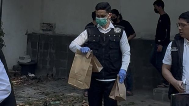 Polisi bawa 3 bungkusan kertas berisi barbuk ke Puslabfor usai olah TKP di Klinik Mordent