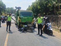 Pemotor di Pringsewu Tewas Tabrak Truk Pasir Usai Gagal Salip Mobil di Tikungan