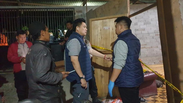 Polisi menyelidiki kasus pembunuhan satu keluarga di Palu.