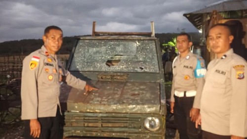 Polisi saat menunjukan mobil yang mengalami kerusakan akibat dilempari massa di Kecamatan Amanuban Selatan, TTS, NTT, Minggu (26/7/2026).