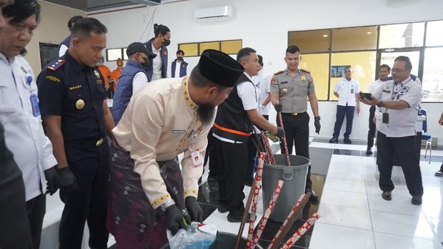 Polres Bengkalis memusnahkan 8,2 kilogram sabu dan 5 ribu ekstasi hasil pengungkapan selama 2026, Senin (27/7/2026).