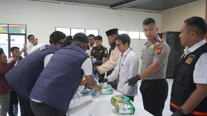 Polres Bengkalis memusnahkan 8,2 kilogram sabu dan 5 ribu ekstasi hasil pengungkapan selama 2026, Senin (27/7/2026).