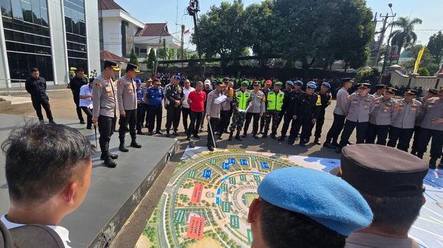 Polres Bogor menggelar Tactical Floor Game (TFG), simulasi taktis untuk pengamanan pertandingan sepak bola antara Timnas Indonesia vs Kamboja dalam turnamen ASEAN Hyundai Cup 2026 di Stadion Pakansari.