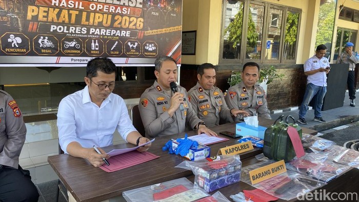 Polres Parepare saat menggelar konferensi pers.