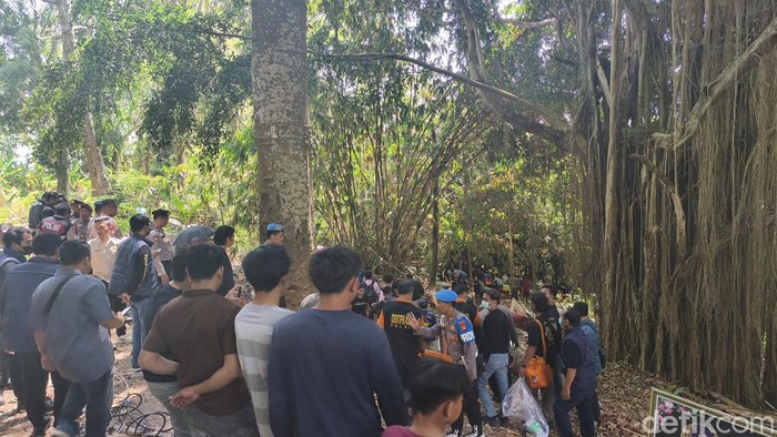 Polres Tabanan melakukan ekshumasi atau pembongkaran makam KD di Setra Adat Sidatapa, Senin (27/7/2026).