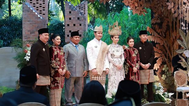 Prabowo duduk sebelah Jokowi saat menghadiri janji dan resepsi pernikahan putra Boy Thohir (dok IG @prabowo)