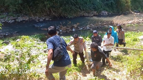 Proses evakuasi pria ODGJ yang terjatuh di jembatan, Lombok Timur, NTB, Senin  (27/7/2026)