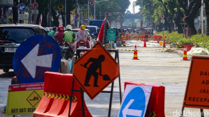 Kemacetan terjadi di Jalan Kebon Sirih, Jakarta Pusat, Senin (27/7/2026) imbas dari perbaikan jalan. Perbaikan jalan sepanjang 345 meter ini memakan satu lajur jalan.