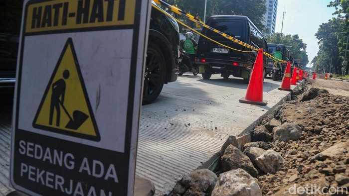 Proyek Perbaikan Jalan Picu Kemacetan di Kebon Sirih Kemacetan terjadi di Jalan Kebon Sirih, Jakarta Pusat, Senin (27/7/2026) imbas dari perbaikan jalan. Perbaikan jalan sepanjang 345 meter ini memakan satu lajur jalan.