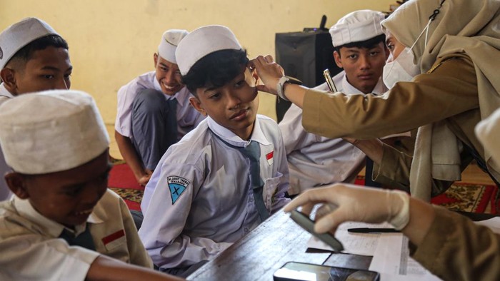 Petugas puskesmas mengecek kondisi kesehatan santri dan santriwati saat layanan jemput bola program Cek Kesehatan Gratis (CKG) di Pondok Pesantren Darus Solihin, Semarang, Jawa Tengah, Senin (27/7/2026). Kementerian Kesehatan mencatat hingga awal Jul