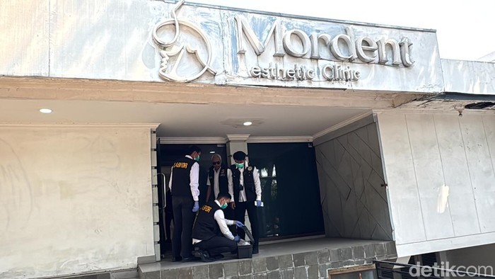 Puslabfor Polri menggelar olah tempat kejadian perkara (TKP) di Klinik Mordent, kawasan Kebayoran Baru, Jakarta Selatan.