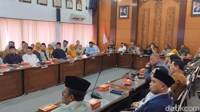 Rapat koordinasi pemberantasan miras ilegal dan prostitusi di Ruang Opsroom Kantor Setda Sidoarjo.