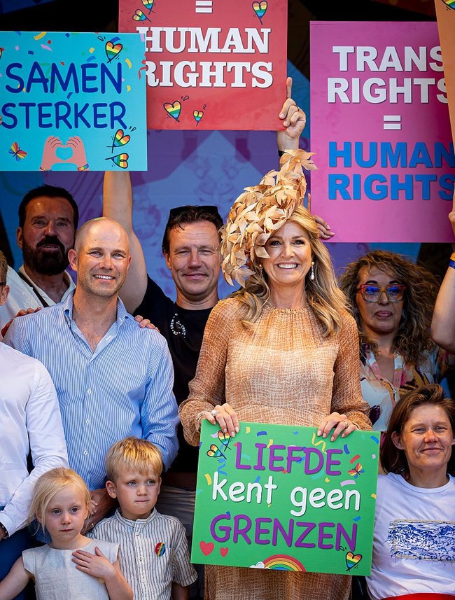 Saat upacara pembukaan berlangsung, Ratu Maxima naik ke panggung bersama Wali Kota Amsterdam, Femke Halsema. Wanita 55 tahun itu ikut membawa spanduk yang bertuliskan liefde kent geen grenzen yang artinya cinta tanpa batasan.  Foto: WireImage/Patrick van Katwijk