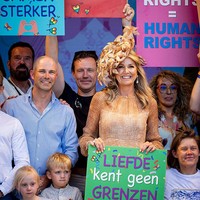 Saat upacara pembukaan berlangsung, Ratu Maxima naik ke panggung bersama Wali Kota Amsterdam, Femke Halsema. Wanita 55 tahun itu ikut membawa spanduk yang bertuliskan liefde kent geen grenzen yang artinya cinta tanpa batasan.  Foto: WireImage/Patrick van Katwijk
