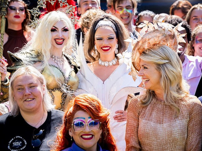Sebelum acara pembukaan dimulai, Ratu Maxima itu lebih dulu mengunjungi Pride Park di Vondelpark, Amsterdam. Istri dari Raja Willem-Alexander itu menyempatkan diri bertemu dengan anggota komunitas LGBTQIA+ dan sejumlah organisasi yang terlibat dalam festival tersebut. Foto: WireImage/Patrick van Katwijk