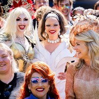 Sebelum acara pembukaan dimulai, Ratu Maxima itu lebih dulu mengunjungi Pride Park di Vondelpark, Amsterdam. Istri dari Raja Willem-Alexander itu menyempatkan diri bertemu dengan anggota komunitas LGBTQIA+ dan sejumlah organisasi yang terlibat dalam festival tersebut. Foto: WireImage/Patrick van Katwijk