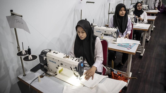 Peserta mengikuti pelatihan menjahit dalam program Pelatihan Vokasi Nasional Batch 3 di Balai Besar Pelatihan Vokasi dan Produktivitas (BBPVP), Semarang, Jawa Tengah, Senin (27/7/2026). BBPVP Semarang sebagai unit pelaksana teknis di bawah Kementerian Ketenagakerjaan menggelar pelatihan vokasi tersebut yang diikuti 219 orang dalam 14 program paket pelatihan di bidang administrasi perkantoran, teknologi digital, kecerdasan artifisial (AI), bahasa Inggris, tata busana, tata rias, barista, hingga pengelasan guna meningkatkan kompetensi dan kesiapan kerja. ANTARA FOTO/Aprillio Akbar/wsj.