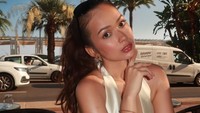 Rebecca Klopper terbang ke Prancis dengan busana putih. Ia terlihat sedang jalan-jalan. (Foto: dok Instagram rklopperr)